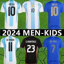 2024 Soccer Jerseys Argentinië 3 -sterren Messis 24 25 Fans Player -versie Mac Allister Dybala di Maria Martinez de Paul Maradona Child Kids Kit Men Dames voetbalshirt 4xl