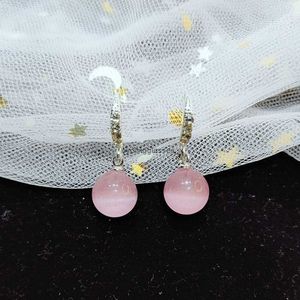 2024 Zuid -Korea Nieuwe roze opaalkristal oorbellen voor meisjes frisse eenvoudige en veelzijdige vrouwen