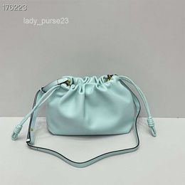 2024 España Bolso de mano Flamenco Urse Bolsos de mujer Totes de almohada Nueva moda Cuero Pequeño Cordón Cubo Estilo único Arrugado Cuero suave Cuerpo cruzado