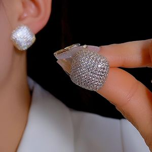 2024 Boucles d'oreilles étincelantes Bijoux de luxe 925 Sterling Silver Pave Emerald Lab Moisanite CZ Diamond Gemstones Party Eternity Women Gold Oreing Brow Gift