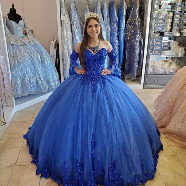 2024 Sparkly Royal Blue Princess Vestidos de quinceañera con hombros descubiertos Vestidos de bola con cuello en forma de tul Lentejuelas de tul Apliques Vestidos de fiesta