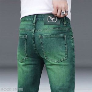 2024 Spring en herfst nieuwe elastische slanke fit kleine rechte casual broek Kuegou high -end water spook groene jeans voor heren denim teders mode jeans 472