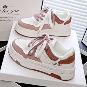 2024 printemps et automne nouvelle tendance polyvalente petites chaussures blanches femmes semelle épaisse loisirs chaussures de sport pour jeunes vêtements quotidiens chaussures pour femmes