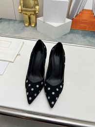 2024 printemps et été le dernier défilé de mode chaussures à talons hauts personnalisées originales de luxe dès que possible pour élever les chaussures simples pour femmes brodées de Pékin