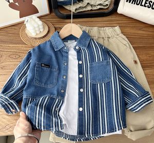 2024 Printemps garçons chemise en denim à rayures verticales enfants revers simple boutonnage chemise à manches longues enfants doux cowboy vêtements décontractés Z6543