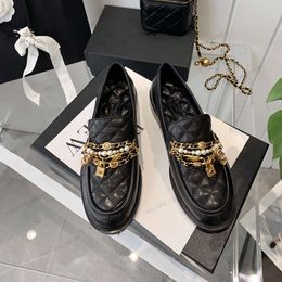 2024 Lente Designer Loafers Dameskleding Schoenen Platte Gewatteerde Loafer Leren Schoenen Voor Dames Luxe Dikke Hakken C-kettingen Werkschoen Slipper Muilezels