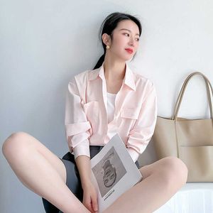 2024 Spring French Chic Pink Shirt pour les femmes avec une conception décontractée de couches intérieures résistantes aux rides haut de gamme et le sentiment de niche de style occidental petit