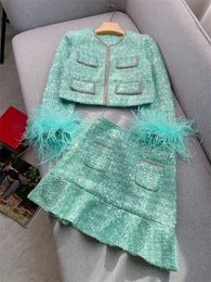 2024 Printemps Vert Plume Paillettes Ensembles De Robe Deux Pièces À Manches Longues Col Rond Tweed Manteau À Boutonnage Simple + Poches À Volants Jupe Ensemble Costumes Deux Pièces W3D284013