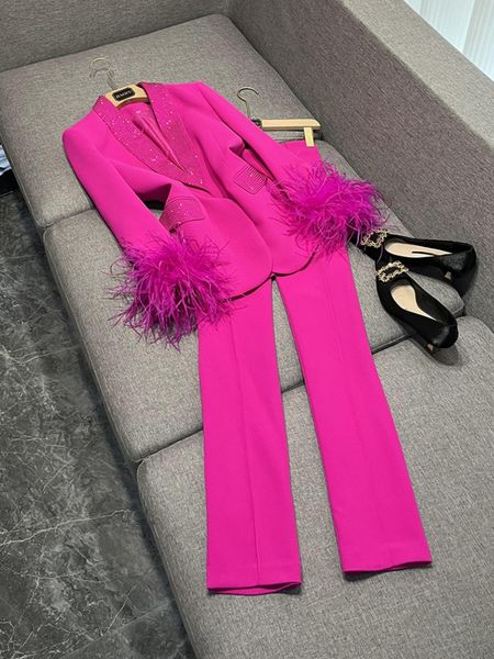 2024 Printemps Rose Chaud Plume Deux Pièces Pantalons Ensembles À Manches Longues Revers Décolleté Blazers À Boutonnage Haut + Pantalon Long Ensemble Deux Pièces Costumes O4J152659