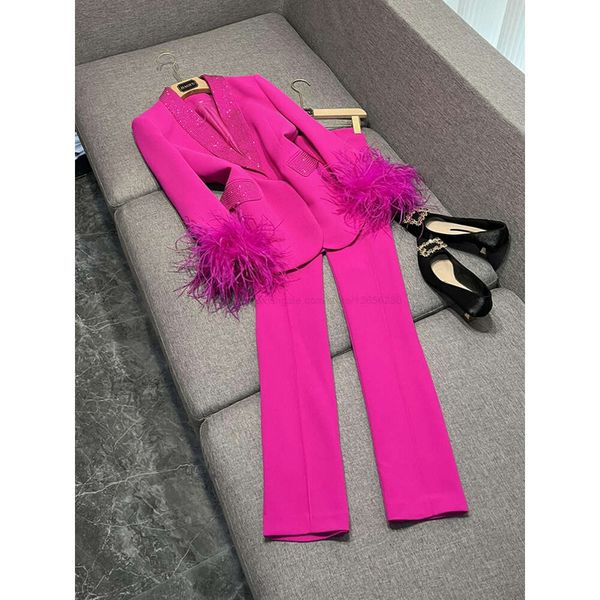 2024 Primavera Hot Pink Feather Conjuntos de pantalones de dos piezas Manga larga Escote de solapa Blazer de un solo pecho Blazers Top + Conjunto de pantalones Trajes O4J152659