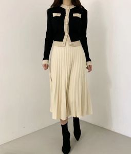 2024 Spring Koreaans gebreide O-nek tweedelig sets vrouwen lange mouwknop pullover + elastische taille midi geplooide rokpakken outfits
