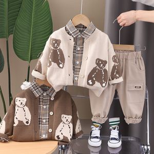 2024 Printemps Petits garçons Vêtements Ensembles Enfant Enfants Chemise à carreaux Dessin animé Ours Pull tricoté Cardigan Pantalon 3pcs Enfants Tenues décontractées Z7029