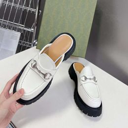 2024 Primavera Nueva Moda y Casual Cuero Genuino Con Cabeza Hebilla Para Montar A Caballo Suela Gruesa Medio Arrastrado Pino Pastel Fondo Zapatillas con Un Paso