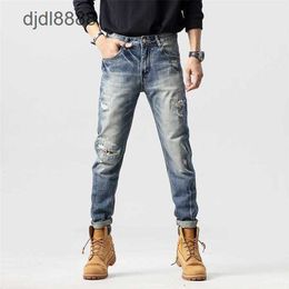 2024 Spring Nieuwe jeans met gebroken gaten Mens MENS MOUS MERK ELASTE SLIM FIT Borduurde Patched Feet -broek Fo6n