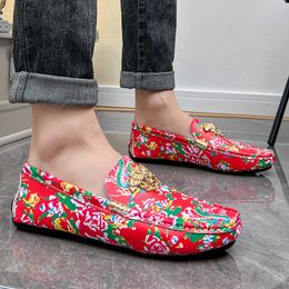 2024 Printemps Nouveaux Hommes Chaussures PU Tête Ronde Semelle Souple Antidérapant Confortable Polyvalent Tendance Nord-Est Grande Fleur Discothèque Barbier Hommes Chaussures