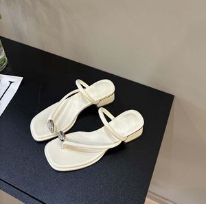 Sandales argentées à talons hauts pour femmes, sandales polyvalentes à talons épais, mode extérieure, nouvelle collection printemps 2024