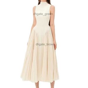 2024 Spring New Stand Up Style Style Light Mature Style Robe Design avec 100 plis pour recevoir la robe minceur de taille jupe longue