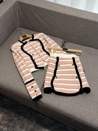 2024 Lente roze gestreepte tweedelige jurksets met lange mouwen, ronde hals, gebreide vesten met panelen, trui + knopen, korte rokset, tweedelige pakken Y4J193888
