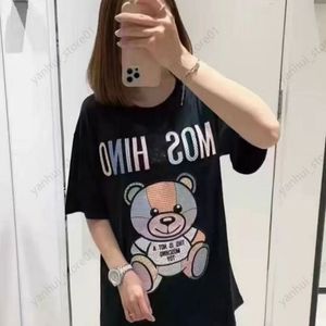 2024 Printemps / Été Moschinoes Femmes t-shirt Ours en peluche croquis dessinés à la main imprimé ample unisexe T-shirt à manches courtes pur coton version tendance yha