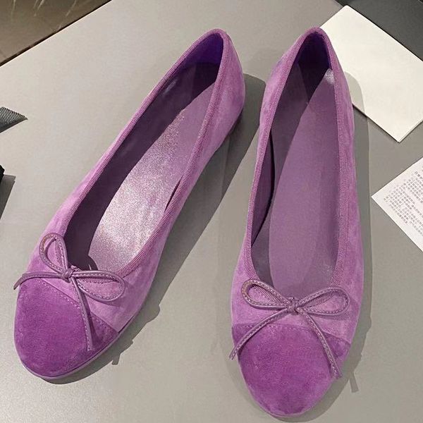 2024 Spring été Nouveau Arrivée Femmes Classic Ballet Flats Runway Designer en cuir authentique Sue en cuir rond Plat avec un décor de nouage à nœud doux Slip sur des chaussures plates