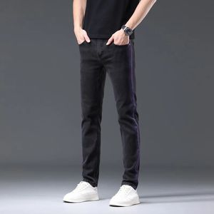 2024 Primavera/Verano nuevos pantalones vaqueros negros para hombre elásticos ajustados de moda Casual personalizado diseño de línea lateral pantalones de gama alta 240325
