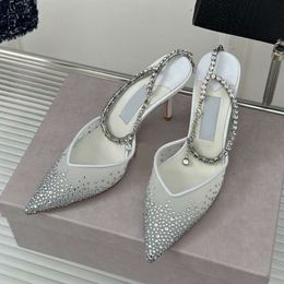 2024 Primavera/Verano Nuevas sandalias con cadena de diamantes de agua puntiagudas, estilo de un personaje, tacones altos delgados, malla, estilo Simple