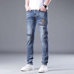 2024 lente / zomer nieuwe zachte geborduurde jeans, Europees modemerk voor heren dun lichtblauw slim fit broek met kleine voeten