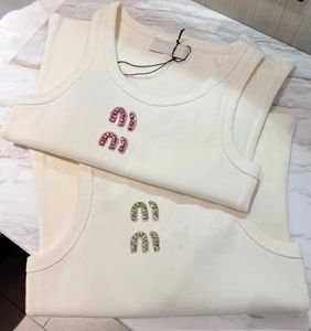 2024 Lente/Zomer Nieuwe Vrouwen Designer Tee Kralen MM Logo Brief Cropped T-shirt Gebreide Mouwloze Tank Tops Sexy Casual witte Tanks