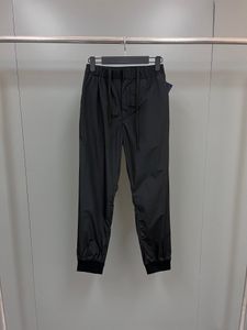 2024 Lente/zomer Nylon Splitte Casual Long Pants met metalen driehoekembleem op achterzak - Euro -maten