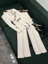 2024 Printemps Blanc Floral Broderie Deux Pièces Pantalons Ensembles À Manches Longues Col En V Ceinturé Blazers Top + Pantalon Long Ensemble Deux Pièces Costumes F4J151710