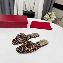 2024 Primavera para mujer Zapatillas Sandales Nuevo Fondo plano Hebilla decorativa Sandalias Diseñador Diapositivas Moda Estampado de leopardo Patrón Zapatilla