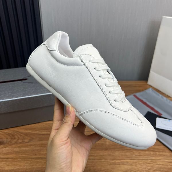2024 SS Milano Lifestyle Sneakers Men Designers Chaussures de course noir blanc Low Rubber Sole décontracté Elegant Style Fashion En cuir Trainers