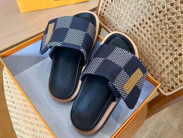 2024 SS femme Sandale Damier Pool Pillow Flat Comfort Mule Slip on Le cuir Sole en caoutchouc Open Toe Couple Taille 35-45box Luxury Designer Flat