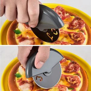 2024 Couteau de coupe round en acier rond en acier inoxydable pour pizza avec couvercle de pâte à roule