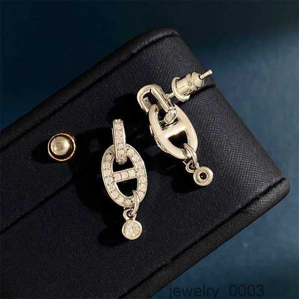 2024 Stud Designer Pig Nose Ear Studs Femme Diamants Étincelants À La Mode Simple Et Cool Style Boucles D'oreilles Marque Élégant Visage Mince Nouveau KYLR