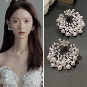 2024 Stud Nouvelle tendance de la mode Design unique Perle Flash Zircon Boucles d'oreilles rondes irrégulières Femmes Senior Bijoux Cadeau de fête en gros