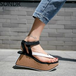 2024 Suede dames sandalen teen piepen lederen riem enkelgesplatform wig hiel schoenen slingbacks 10styles 446 755 643