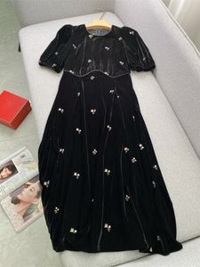 2024 Zomer Zwart bloemen borduurwerk fluwelen jurk korte mouw ronde nek beamed midi casual jurken m4a301663