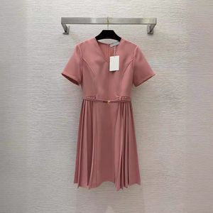 2024 Été noir / rose Couleur solide robe ceinturée manche courte couche couche plissée de robes décontractées au genou B4A241220