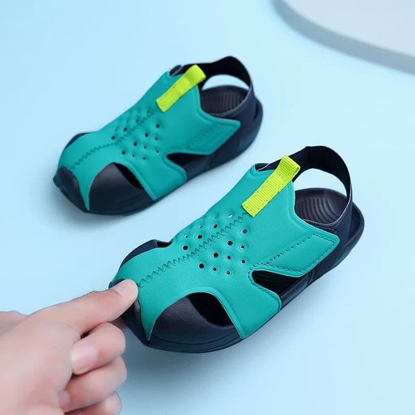 2024 Summer Candy couleur garçons sandals kids chaussures plage meesh sandalas sportive girls girls creux out sneakers 240415