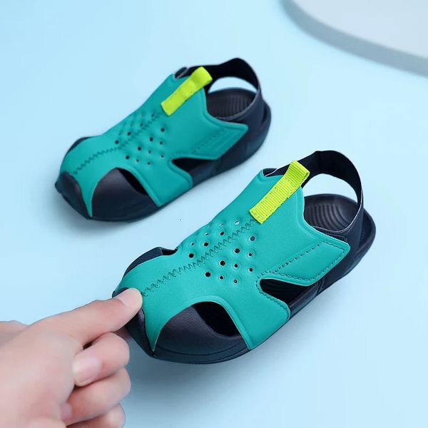 2024 Summer Candy couleur garçons sandals kids chaussures plage meesh sandalas fashion shoes shoes girls creux out sneakers de mode 240328