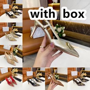 2024 Summer Designer Heel Nouveau rivet Chaussures à talons hauts Chaussures Chaussures Femme Nude Couleur brevet Cuir peu profond Bouche pointée Sexy 35-41 avec boîte