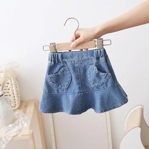 2024 Zomermeisjes schattige jeansrok met hartzak babykinderen kinderen denim rok 240325