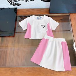 2024 Summer Girls Desinger Vêtements Ensembles Enfants Triangle Patchwork Couleur T-shirt à manches courtes Jupe 2pcs Enfants Tenues décontractées S1196