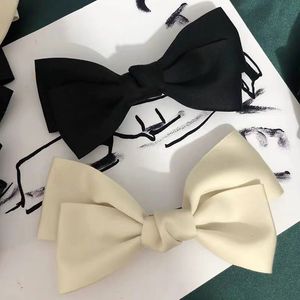 2024 Summer Hot Luxury Bowknot Clips Hair Clips Pins Pins Barrets Letter Letters encantadores Bereba Butterfly Diseñadora Clips de cabello Accesorios Regalo de cumpleaños