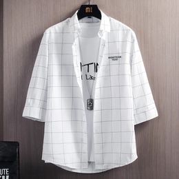 2024 Zomer Koreaanse Editie Trendy en Knappe Polo Kraag Plaid Brief Borduren Dunne Driekwart Ijs Zijde Shirt voor Mannen 240328