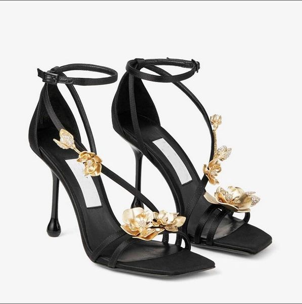 2024 Été Marque De Luxe Femmes Zea Noir Satin Sandales Chaussures Avec Des Fleurs En Métal Doré Bout Carré Talons Hauts Fête De Mariage Dame Gladiateur Talon Sandalias EU35-41 Avec Boîte