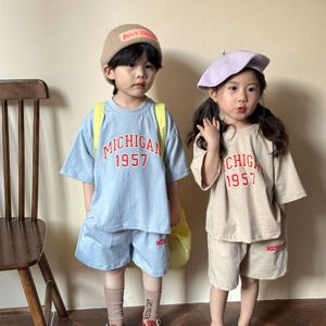 2024 Zomer Nieuwe kinderen Kleding Set voor korte mouwen Kinderletter Afdrukken Katoen T -shirts + Shorts 2pcs Pak jongens Girls Sports Outfits L2405