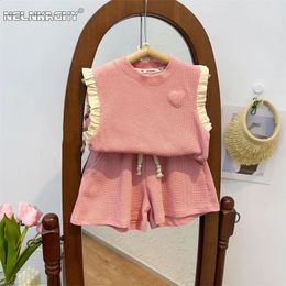 2024 Été Nouveaux Enfants Bébé Filles Mode Vêtements Ensemble 2 pièces Enfants Sans Manches À Volants Gaufre Top T-shirt + Short 2-7Y 240218