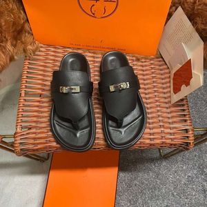 2024 Été Nouveau clip Toe Silver Buckle Herringbone Roman Shoes Roman Women's Cow Tlat Second Oncle Oncold Casual Slippers